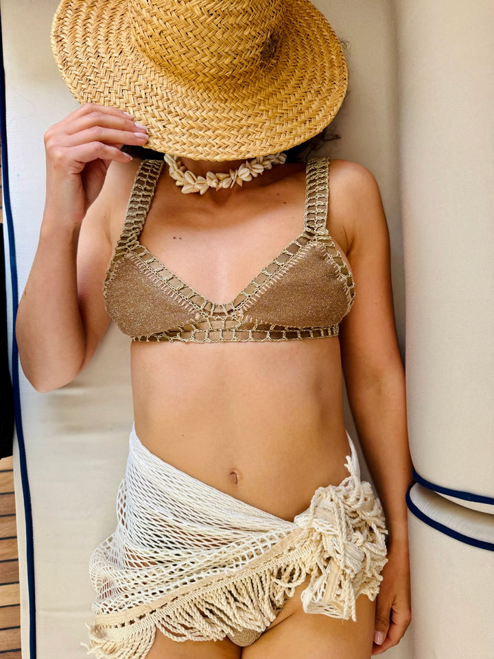 Woman wearing the thalassia cowrie shell necklace 